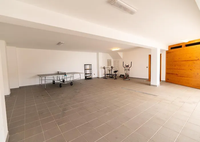 Villa Nunes, Big House With Private Pool *