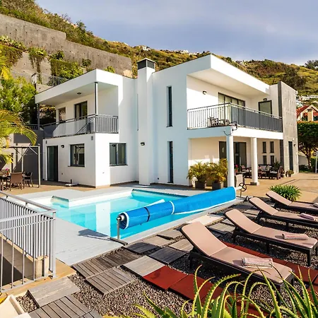 Nunes, Big House With Private Pool كالهيتا