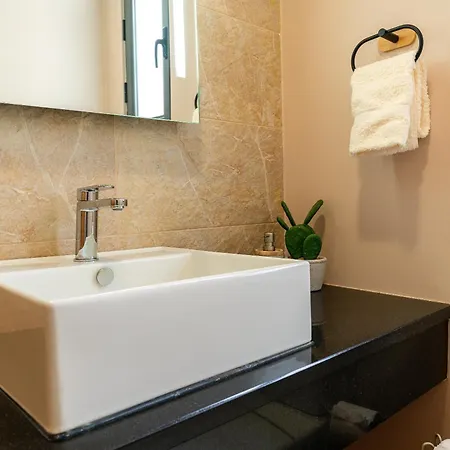 Nunes, Big House With Private Pool فيلة كالهيتا