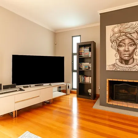 Nunes, Big House With Private Pool كالهيتا