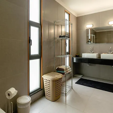 Nunes, Big House With Private Pool فيلة كالهيتا