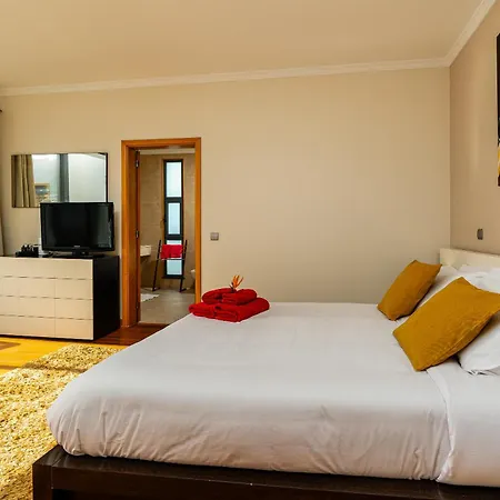 Villa Nunes, Big House With Private Pool *