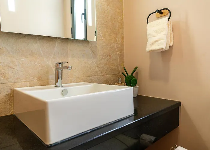 Nunes, Big House With Private Pool Vila Calheta (Madeira)