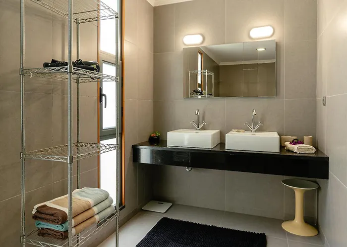 Nunes, Big House With Private Pool Vila