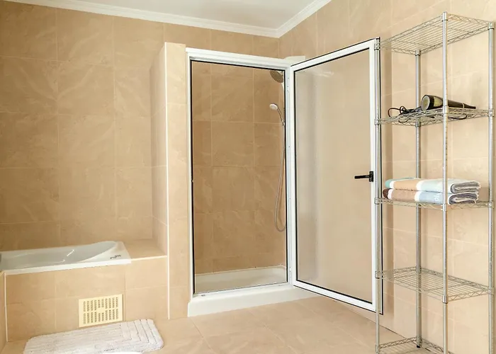 Nunes, Big House With Private Pool